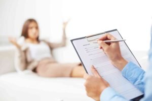 Businesswoman-talking-her-psychologist